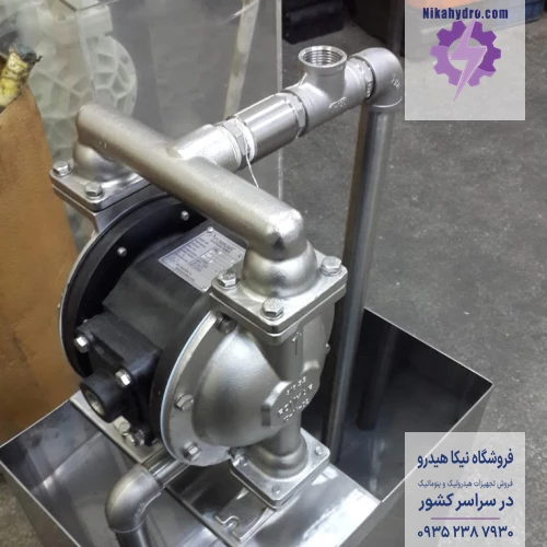 پمپ دیافراگمی بدنه استیل پمکار پمپ دیافراگمی بدنه استیل پمکار سایز 1.5 اینچ متصل شده به لوله های ورودی و خروجی در حال مکش و انتقال سیال